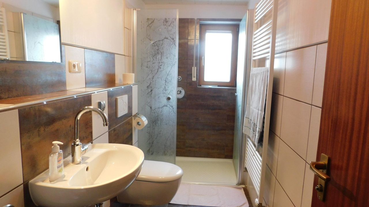 Badezimmer mit geräumiger Dusche Badezimmer mit geräumiger Dusche